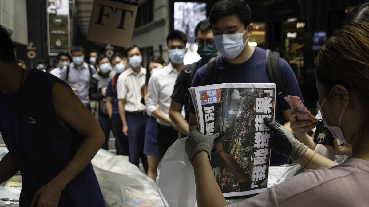 Noviny, které rozčilovaly Čínu, končí. Na poslední vydání se stojí fronty